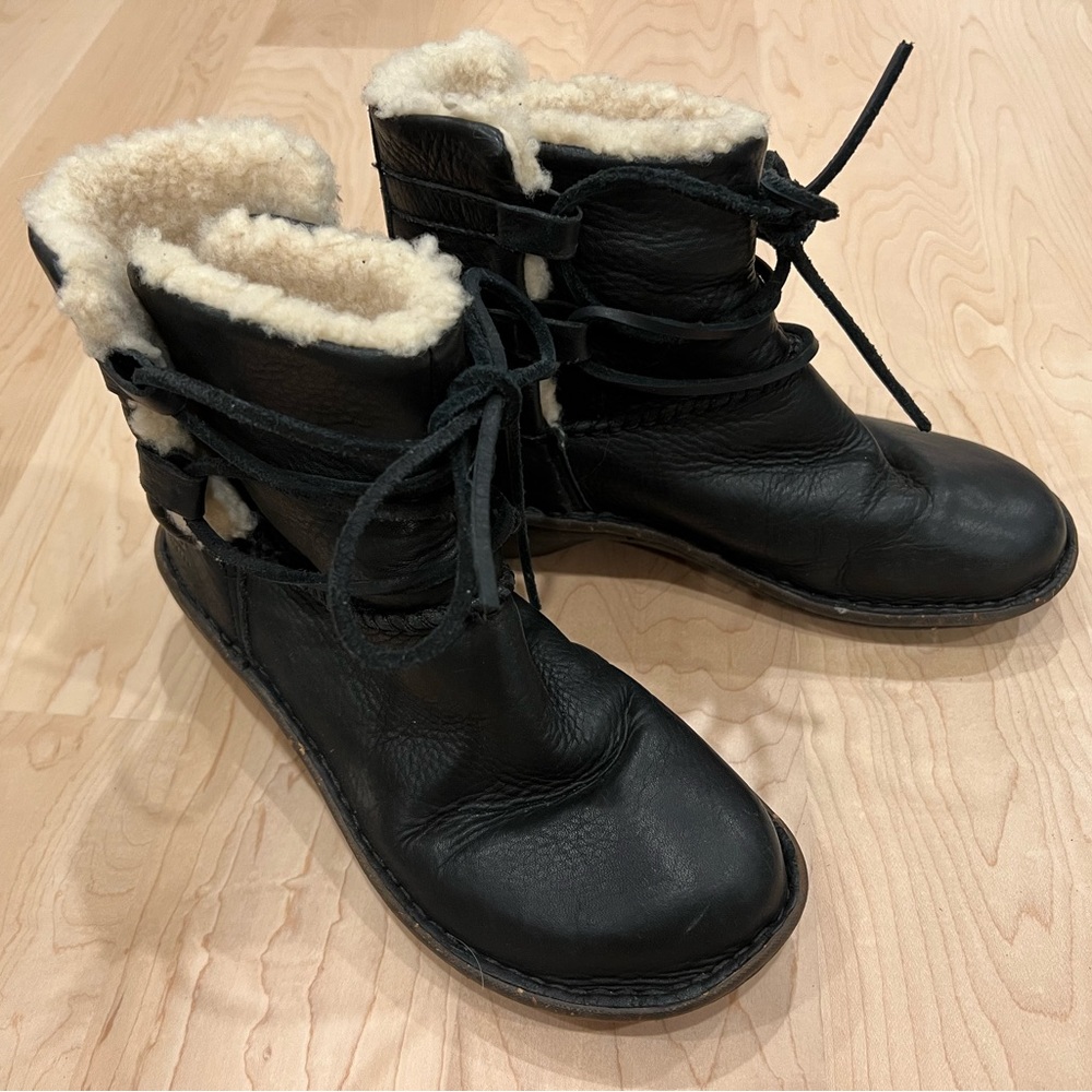 UGG Australia Caspia S/N 1932 Black Leather Ankle Boot Size 5